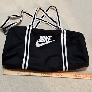 Nike Unisex Black and White Heritage Duffel Bag Pre-Owned